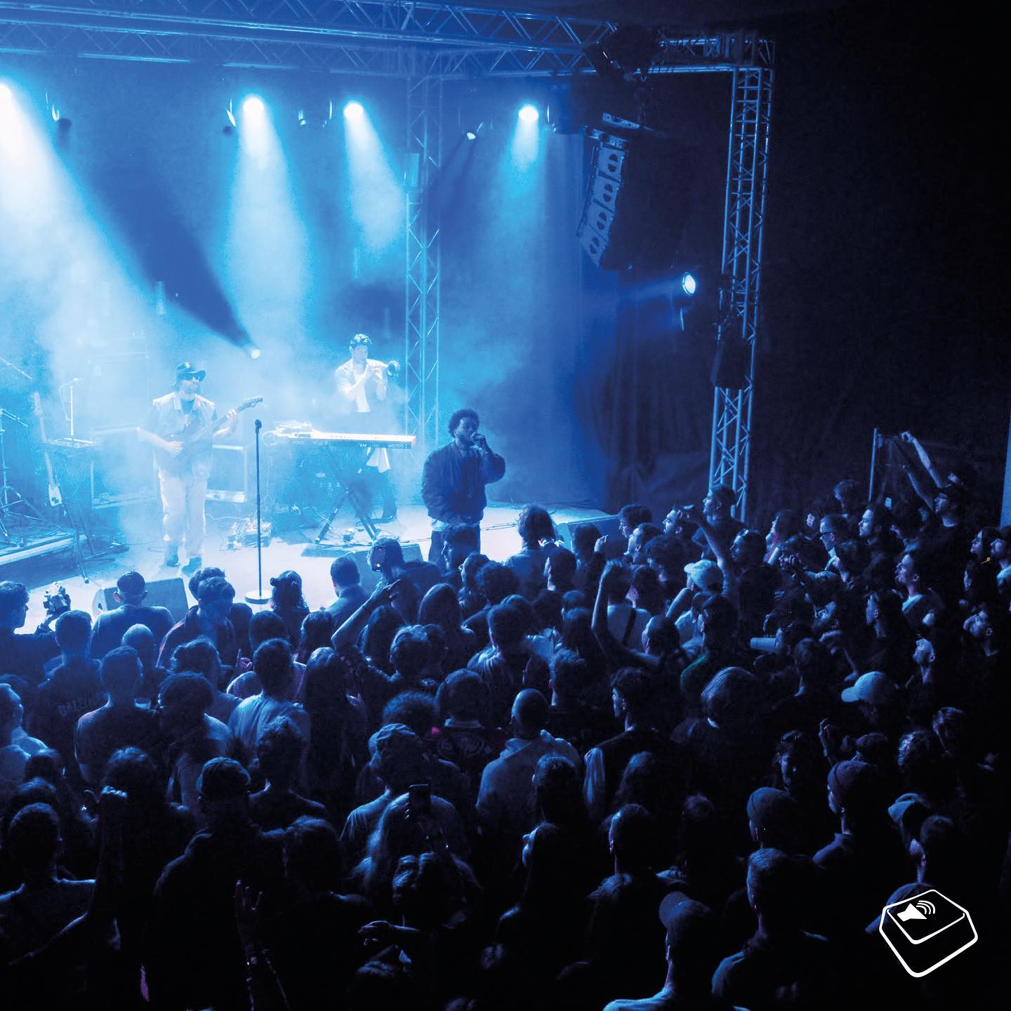 E-commerce homepage featuring product grid